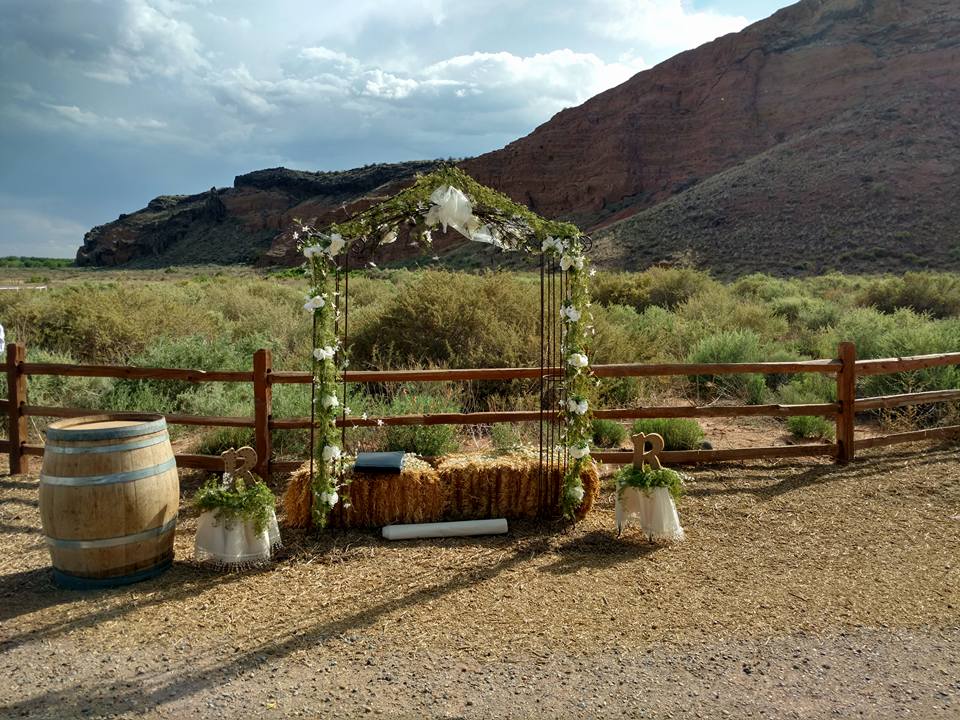 Cowboy-wedding-Arch